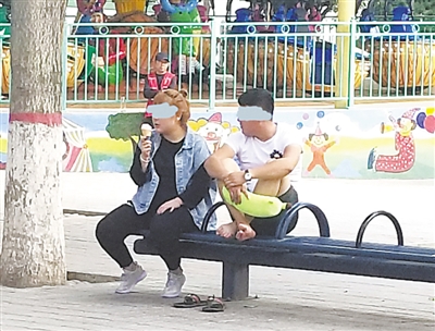 <p>　　一名游客脱鞋光脚坐在长凳上。　　</p>