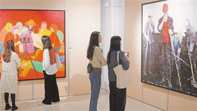 <p>　　9月22日，“美丽新宁夏·脱贫攻坚全面建成小康社会美术摄影主题作品展”在银川美术馆开幕，展出作品反映了全区脱贫攻坚战场上动人的画面和昂扬奋斗的精神。本报记者　王刚　摄</p>
