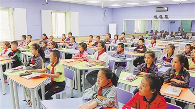 <p>　　红瑞燕宝小学学生在智慧课堂教室上课。</p>