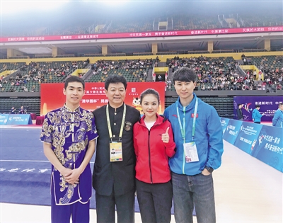 <p>　　一家三代人在第十届全国少数民族传统体育运动会上合影。王乾龙（左一）、王樑（左二）、王乾菁（左三）、吴晓龙（右一）。</p>