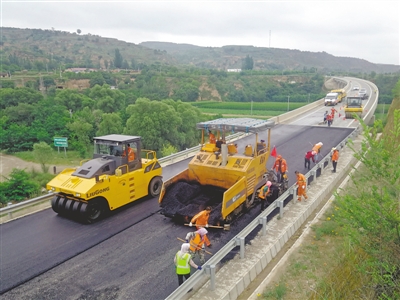 <p>　　一条条公路宛如彩带连通城乡，实现货畅其流。</p>