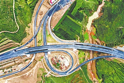 <p>　　道路建设穿山越岭。</p>