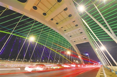 <p>设计新颖的凤凰桥成为银川市又一地标建筑。</p>