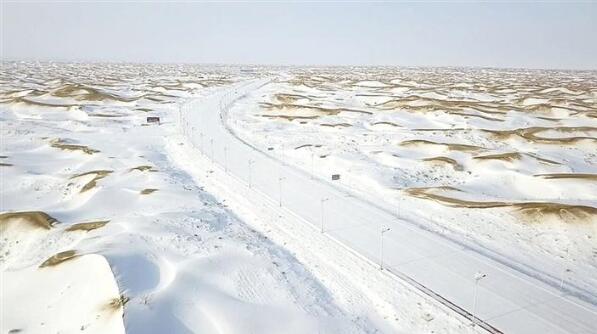 中卫：雪落大地裹银装  除雪融冰保畅通