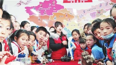 宁夏地质博物馆志愿者给孩子们讲解矿藏知识。
