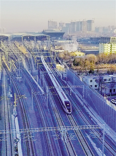 <p>2020年12月26日9时许，银西高铁正式开通运营。银西高铁线路全长618公里，是国内一次性建成最长的首条有砟高速铁路，标志着宁夏与全国高铁网的互联互通。本报记者　马楠　摄</p>