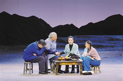 <p>　　演员苗圃（右二）与宁夏演员联袂演出《情系贺兰》。</p>