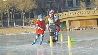 <p>学习冰上轮滑的小朋友。</p>
