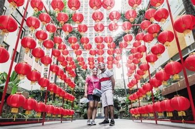 <p>　　2月12日，一对情侣在菲律宾马尼拉与红灯笼合影。为庆祝中国春节，海外许多地方被红灯笼、对联等中国特色的春节装饰所装点，为当地增添了中国年味儿。</p>