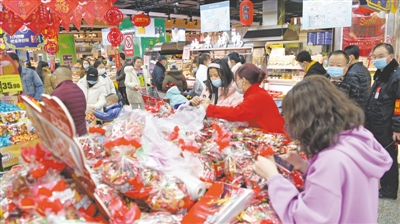 <p>　　银川市民在超市选购商品。春节期间，银川市消费品市场供应充足、价格稳定。</p><p>　　本报记者　钱建忠　摄</p>