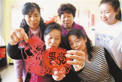 <p>　　3月10日，石嘴山市大武口区锦林街道办事处府佑水香社区组织社区党员、居民开展以“红色传承忆党史，巧手剪纸迎华诞”为主题的剪纸活动。社区居民们把传统文化和红色文化紧密结合起来，彰显信仰与忠诚的力量，传递红色正能量。　　　　　　　　　　　　本报记者　王晓龙　摄</p>