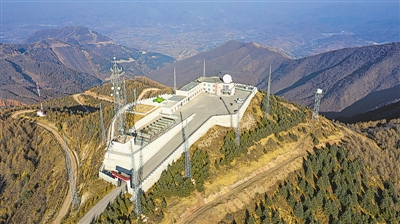 <p>　　矗立在山巅的六盘山气象站，承担着地面气象观测、多普勒雷达观测等多种业务。</p>