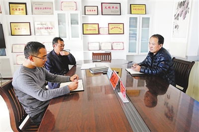 <p>　　气象站每天有3名测报员值班，大家每天会交流当日工作计划。</p>