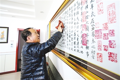 <p>　　要想在山上待得住，就要找点喜欢的事情干。办公室悬挂的字画、十字绣都是以前的同事利用闲暇时间制作出来的，大家都特别爱惜。</p>