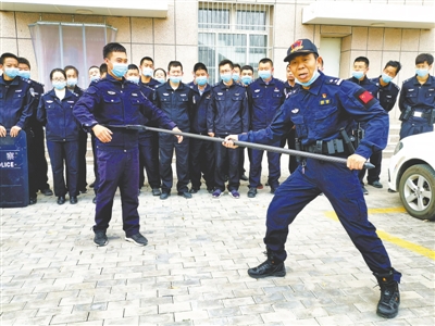 <p>　　3月初，吴忠市红寺堡区公安分局组织开展全警实战“大练兵”。</p><p>　　本报记者　马忠　摄　　　　</p>