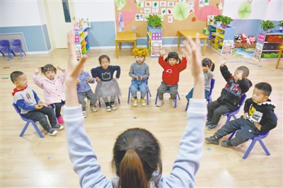 <p>3月31日，银川市金凤区第十二幼儿园，孩子们在老师的带领下做游戏。为增加学前教育的公益性、普惠性供给，金凤区已回收60余所民办幼儿园，其中40余所已成功转型并开园，今年年底将全部开园。其中，金凤区第十二幼儿园已完成“民转公”升级改造。</p><p>本报记者　王鼎　白茹　摄</p>