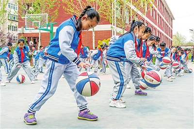 4月19日，学生们正在进行篮球课基本功训练。据悉，银川兴庆区第七小学扎实推进校园“三大球”工作，坚持利用课余、课间时间，组织学生进行篮球的基本功、技战术训练。　本报记者　韩胜利  摄