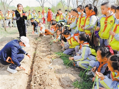 <p>　　4月21日，银川市兴庆区第十二小学近400名学生来到鸣翠湖国家湿地公园，开展“探索自然奥秘、保护生态环境”劳动实践教育研学活动，培育和践行孩子们的劳动精神。　　　　　　　　　　本报记者　王刚　摄</p>