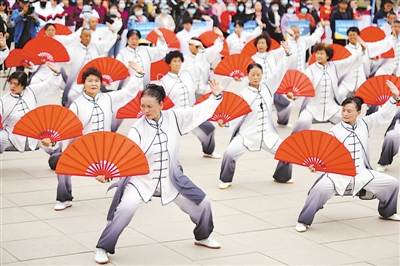 <p>　　4月22日，全区首届广场体育欢乐集活动在银川市兴庆区举行。除比赛项目外，还设置了太极功夫扇、柔力球等大型体育特色节目展演。　　　　本报记者　马楠　乔素华　摄</p>