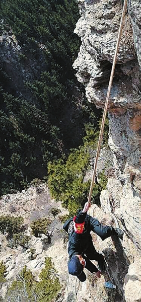 峭壁“蜘蛛侠”：在贺兰山“飞檐走壁”捡垃圾