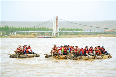 <p>　　游客体验乘坐羊皮筏子畅游黄河的乐趣。5月3日，中卫市沙坡头旅游景区迎来五一假期旅游高峰。据景区工作人员介绍，去年受疫情影响，五一假期旅游人数锐减。今年五一假期前3天，景区平均每天接待游客3万多人次，游客大多来自中卫周边市县和甘肃、陕西、内蒙古等地。　　　　　　　　　　　　　　　　　　　　　　　　　　　　　　　　　　　　　　　　　　　　　　　　　　　　　　　　　　　　　　　　　　　　　　　　　　　　　　　　　　　　　　　　　　　　　　　　　　　　　　　本报记者　李根成　王晓龙　摄</p>