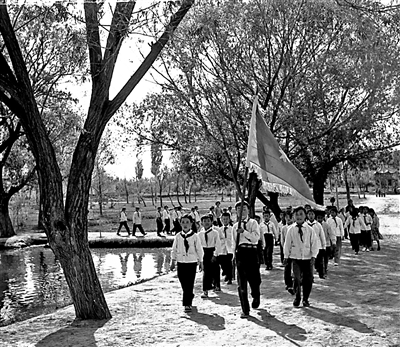 <p>　　1963年，在银川中山公园游览的少先队员。</p><p>　　章虎臣　摄　</p>