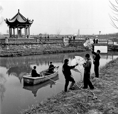 <p>　　1963年4月，人们在银川中山公园放风筝。</p><p>　　朱康洛　摄　</p>