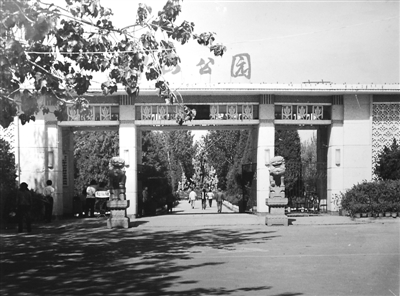 <p>2002年，银川中山公园南大门被拆除。</p><p>本报记者　王猛　摄　</p>