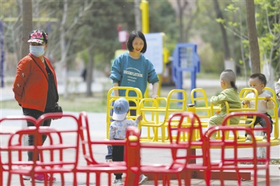 <p>市民带着孩子在银川一小微公园里游玩。</p><p>本报记者　党硕　摄　</p>