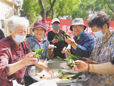 <p>银川市兴庆区前进街道办事处华林社区联合辖区企业开展活动，社区工作者和居民一起包粽子、观看党史学习教育主题文艺演出。本报记者　刘惠媛　摄　</p>