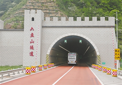 <p>青兰高速公路六盘山隧道全长9.485公里，设计时速80公里，限速60公里，是我国海拔2000米以上高原地区最长的高速公路隧道。本报记者　马楠　摄</p>