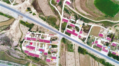 <p>　　黑海高速公路是海原县连接海兴开发区、接通福银高速公路的一条公路，起于海原县三河镇黑城村，与福银高速公路相连，途经三河、郑旗、贾塘、史店、海城等乡镇，止于海原县城接海同公路K56+220处。　　　　　　　　本报记者　马楠　摄</p>