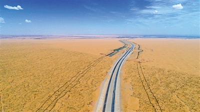 <p>乌玛（内蒙古乌海市至青海玛沁县）高速公路青铜峡至中卫段，平整的高速公路在沙漠中蜿蜒伸向远方。</p><p>本报记者　马楠　摄　（本组图片均资料图片）</p>