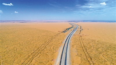<p>　　乌玛（内蒙古乌海市至青海玛沁县）高速公路青铜峡至中卫段，平整的高速公路在沙漠中蜿蜒伸向远方。</p><p>　　本报记者　马楠　摄　　　（本组图片均资料图片）</p>