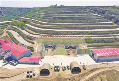 <p>　　中铁二十局市政公司LJ13-2标段，全长2215米的高寨塬隧道进口。</p>