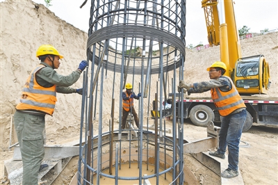 <p>　　中铁二十局市政公司LJ13-1标段现场，高速公路建设者们群策群力，以工匠精神攻克一个又一个技术难关，确保工程质量。</p>