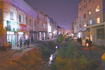 <p>夜幕下的民乐村。（摄于2016年）</p>