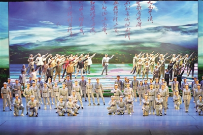 <p>　　6月25日，由自治区党委、自治区政府共同主办，自治区党委宣传部、自治区文化和旅游厅承办的《风华百年路·启航新征程》自治区庆祝中国共产党成立100周年文艺晚会进入彩排阶段。晚会由宁夏演艺集团执行、12家文艺院团近千名演职人员历时5个月创排完成，将于6月28日在宁夏人民剧院上演。																	本报记者　王刚　摄</p>