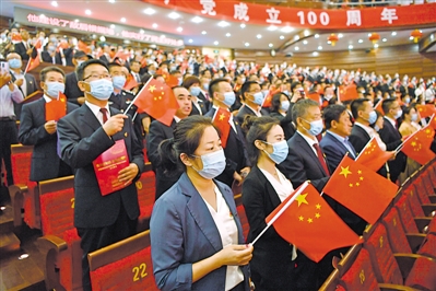 <p>　　全场观众起立齐唱《没有共产党就没有新中国》。</p>