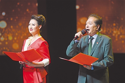 <p>　　诗朗诵《光荣与梦想》。</p>
