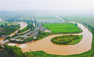 <p>　　古渠、稻田环绕下的韦桥村。</p>