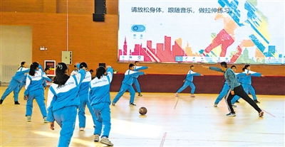 <p>　　银川唐徕回民中学宝湖校区学生开展寓教于乐的体育课（资料图片）。</p><p>　　（本版图片均由受访者提供）</p>