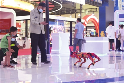 8月21日至22日是第五届中阿博览会公众开放日，在银川国际会展中心数字经济展区，一只机器狗吸引了观展者的目光。本报记者  武晓瑜  摄