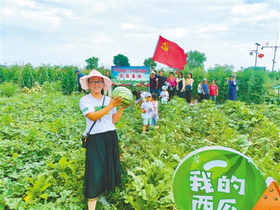 <p>师生们在西永惠村“五彩种博园”　开展实践活动。本报记者　李良　摄</p>