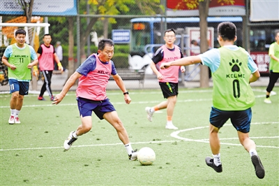 <p>　　足球场上，激战正酣。</p>