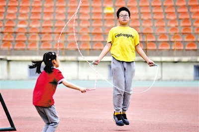 <p>两个孩子在比赛跳绳。</p>