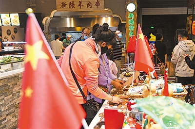 <p>　　　　银川建发大阅城，市民在宁夏观光夜市品特色美食，赏非遗工艺。</p>