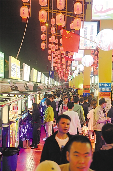 <p>　　　　银川市西夏区怀远夜市，人群熙熙攘攘。</p><p>　　　　本组图片均本报记者　李涛　王晓龙　白茹　摄</p>
