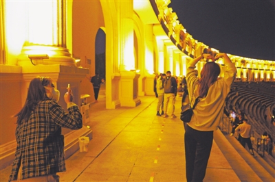 <p>　　银川览山公园露天剧场，别具一格的夜景吸引了众多慕名前来的游客。</p>