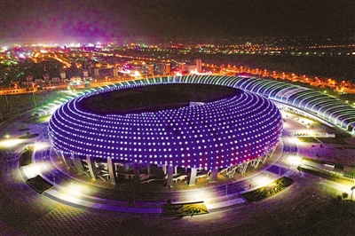 <p>　　吴忠黄河奥林匹克体育中心，在各色灯光的点缀下耀眼夺目。</p>